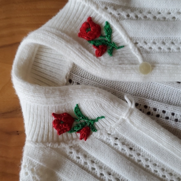 VINTAGE White Knit Cardigan with Roses - Picture 5 of 7